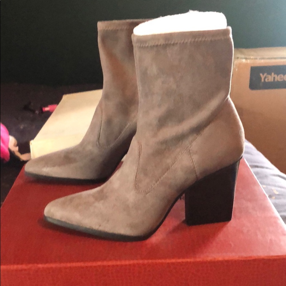 Donald Pliner Suede boots